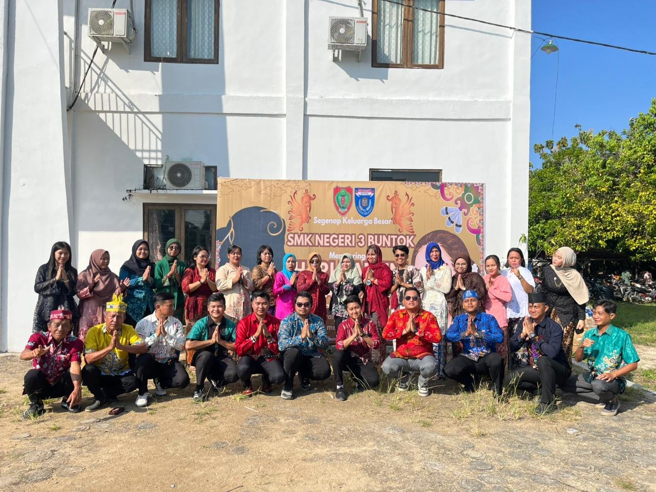 SMK Negeri 3 Buntok Gelar Peringatan Hari Kartini dengan Pakaian Tradisional