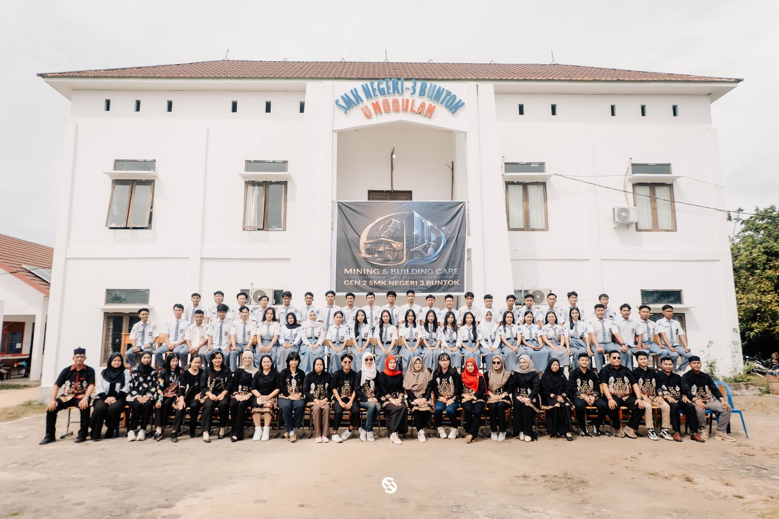 Siswa TGP (Teknik Geologi Pertambangan) SMK Negeri 3 Buntok Abadikan Momen Kebersamaan Jelang Kelulusan